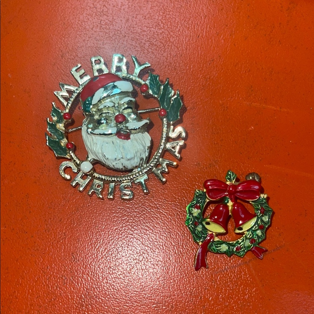 Vintage Christmas Santa and Wreath Brooch Set